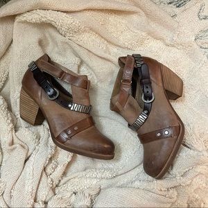 Antelope cutout ankle tan booties size 8